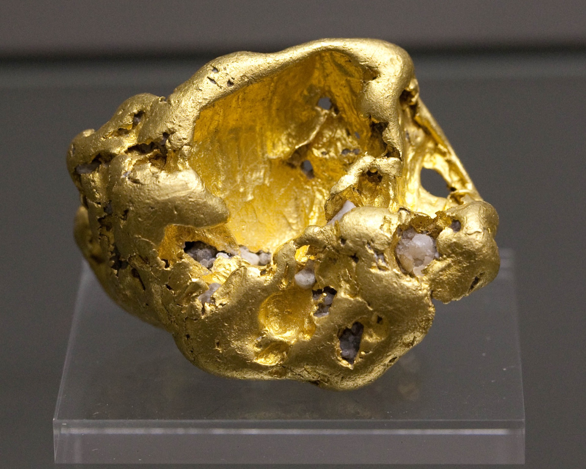 Обнаружили золотистый. Золотой самородок музей Мартьянова. Самородок золота 112 кг. Самородок золото музей Австралия. Кусок золота.